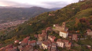 Hava atış, doğanın ortasında tepe geçidi üzerinde muhteşem küçük kasaba drone ile filme