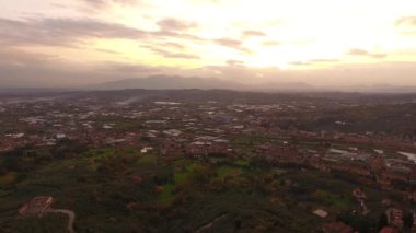 Atış, günbatımı, muhteşem düz görünüm anteni drone ile filme