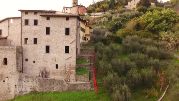 Vue aérienne, magnifique petite ville sur la colline survolée, en pleine nature, filmée avec un drone — Video