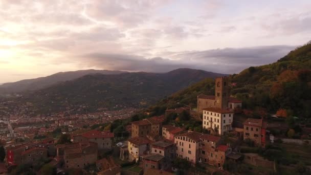 Foto aerea, splendida cittadina sul cavalcavia della collina, in mezzo alla natura, filmata con drone — Video Stock