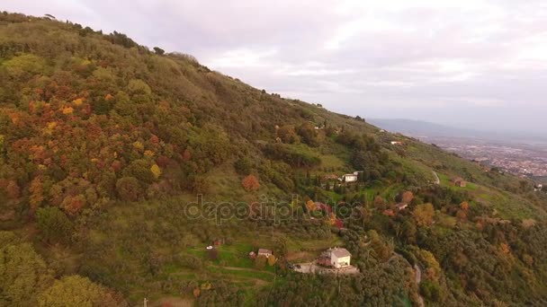 Plano aéreo, hermosa pequeña ciudad en el paso elevado de la colina, en medio de la naturaleza, filmado con dron — Vídeo de stock