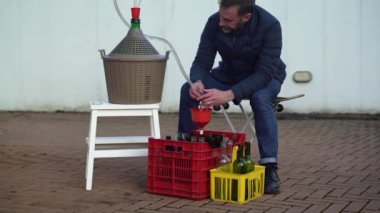 Bir sakallı..... .birkaç şarap şişe beyaz şarap, seçici odak ile doldurma