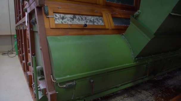 Enorme houten Sorteer machine van de veer naar beneden, selectieve aandacht — Stockvideo