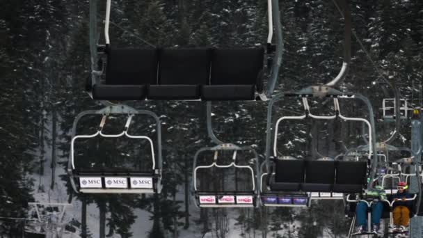 Abetone, 23 gennaio - Video al rallentatore della seggiovia sulle montagne italiane, focus selettivo — Video Stock