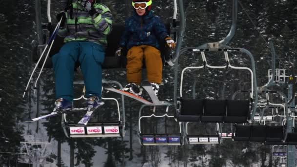 Abetone, Italia, 23 de enero - Vídeo en cámara lenta de telesilla en las montañas italianas, enfoque selectivo — Vídeos de Stock