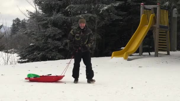 快乐的父亲玩雪橇，高清的慢动作视频 — 图库视频影像