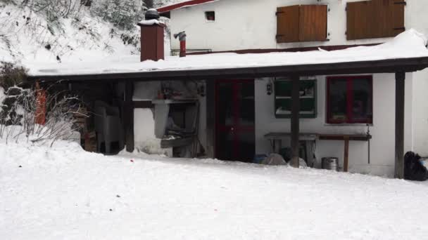 Bela sala de trabalho quintal nas montanhas, com muita neve, 4K — Vídeo de Stock