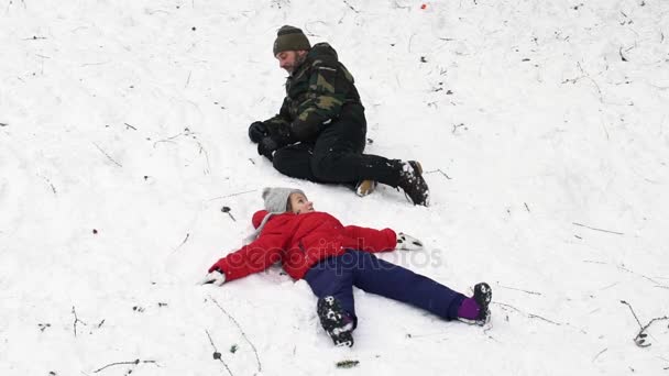 Zeitlupenvideo von Vater und Tochter, die zusammen im Schnee spielen, hd — Stockvideo