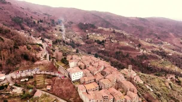 Tiro aéreo, linda pequena cidade empoleirada, no meio da natureza, filmado com drone, 4K — Vídeo de Stock