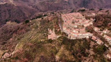 Hava atış, doğa, ortasında muhteşem küçük tünemiş kasaba dron, 4 k ile filme