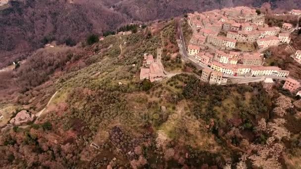 Снимок с воздуха, великолепный маленький городок в окружении природы, снятый с помощью дрона, 4К — стоковое видео
