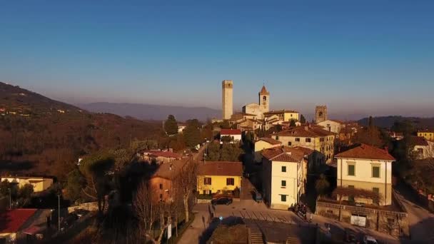 Luchtfoto video van een mooie oude stadje in Italië, Europa, 4k — Stockvideo