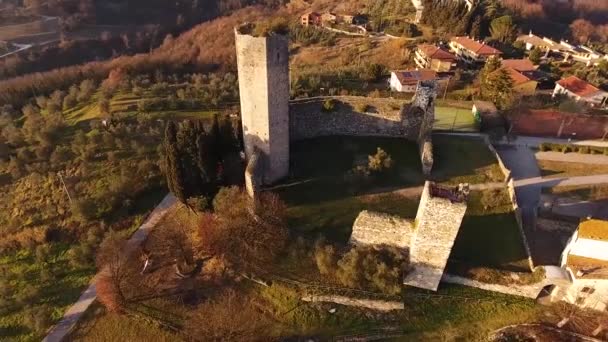 Tiro aéreo de uma antiga fortaleza ruínas na Toscana, Itália, 4K — Vídeo de Stock