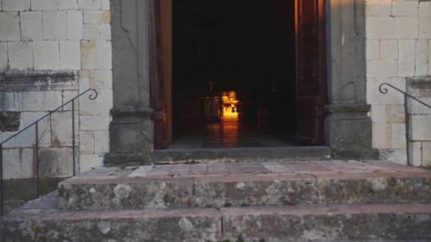 Le dernier rayon de lumière avant le coucher du soleil dans la petite église catholique, 4K — Video
