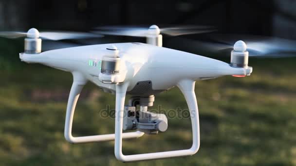 Cámara lenta cerca de vídeo de un dron blanco quadcopter flotando en una antigua ciudad italiana, HD — Vídeo de stock