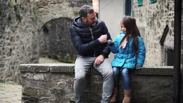 Video von Vater und Tochter, die in einem alten kleinen Dorf in Italien reden und spielen, 4k — Stockvideo