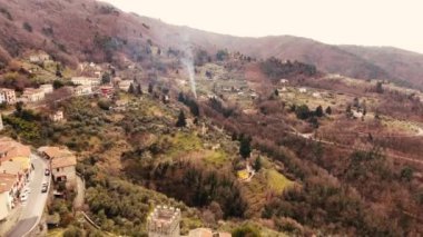 Bir şenlik ateşi bir manzara Toskana, İtalya, 4 k ortasında hava video