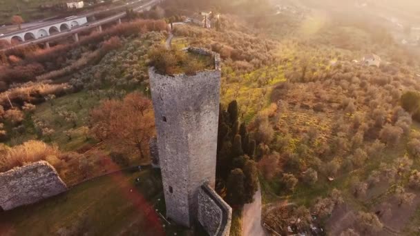 Tiro aéreo, uma torre antiga abandonada na Toscana, Itália, 4K — Vídeo de Stock
