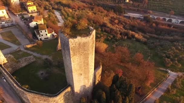 Letecký snímek, opuštěné staré věže v Toskánsku, 4k — Stock video