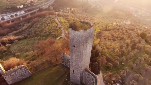 Luchtfoto schot, een verlaten oude toren in Toscane, Italië, 4k — Stockvideo