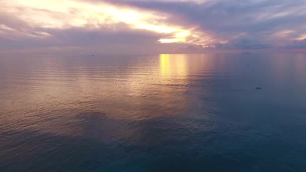 空中拍摄，难以置信的美丽平静的海面，在夕阳的光与大量云层，拍摄与无人机，4 k — 图库视频影像