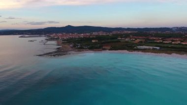 Hava atış, ile lots-in bulutlar, gün batımı ışıkta inanılmaz güzel sakin deniz uçağı ile 4 k filme