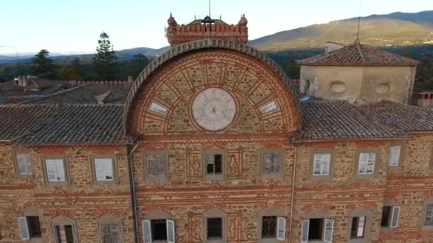 Luchtfoto shot, prachtige Italiaanse sammezzano kasteel, middeleeuwse architectuur gefilmd met drone, 4k — Stockvideo