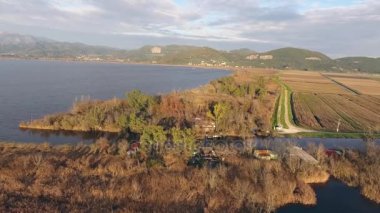 Hava atış, sonbahar yatay, alanlar ve büyük bir göl üzerinde uçan uçak, 4 k ile filme