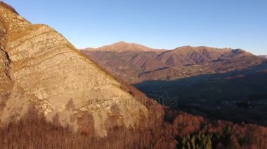 Dron, 4 k ile filme hava atış, sonbahar manzara ile iğne yapraklı ağaç, yüksek dağlarda gökyüzüne, yüksek güneş