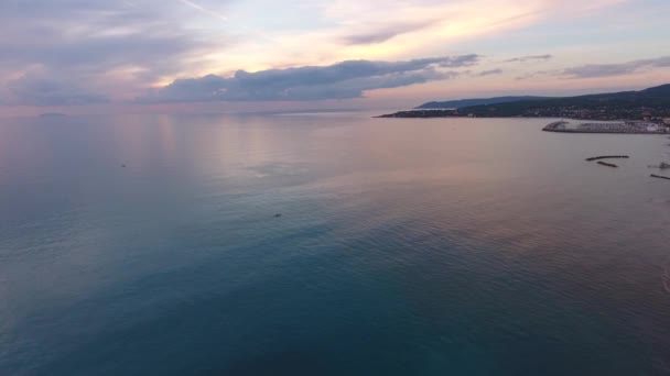 Zdjęcia lotnicze, niewiarygodnie piękne, spokojne morze w zachodzie słońca lekkim z dużą ilością chmur, nakręcony z drone, 4k — Wideo stockowe