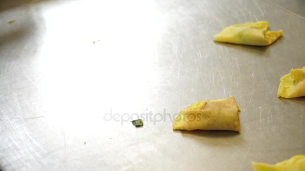 Μια μαγείρισσα τοποθέτηση για catering κάποια γεμιστές τηγανίτες στην Ιταλία, 4k — Αρχείο Βίντεο
