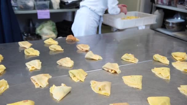 Bir kadın aşçı doldurulmuş krep İtalya, 4 k catering için yerine koyma — Stok video