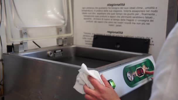 Una cuoca mette sotto vuoto alcuni spiedini di gamberetti per la ristorazione in Italia, 4K — Video Stock