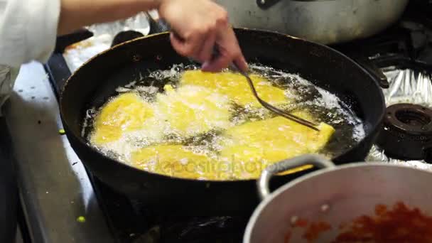 Una cocinera freír algunas croquetas de pollo en el aceite en Italia, 4K — Vídeos de Stock