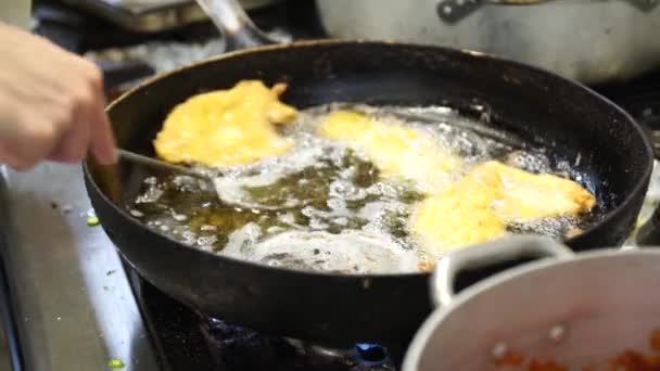 Μια μαγείρισσα αποστράγγιση κοτόπουλο κοτολέτες από το πετρέλαιο, 4k — Αρχείο Βίντεο