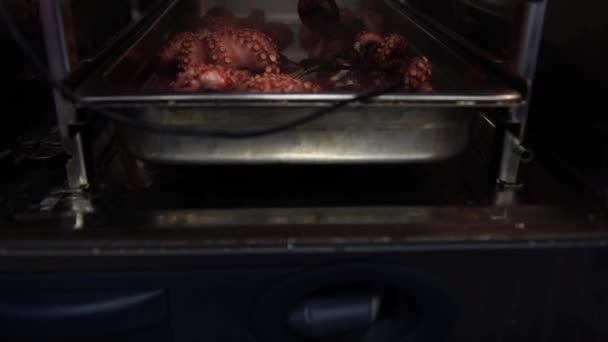 Een smakelijke octopus krijgen gekookt in de owen, 4k — Stockvideo