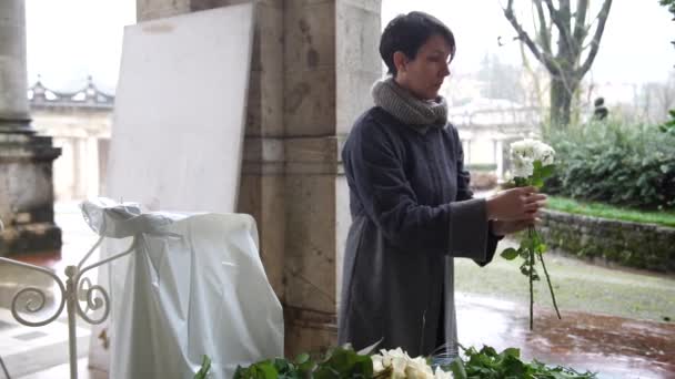 Um florista preparando flores para o catering de casamento em Italy, 4K — Vídeo de Stock