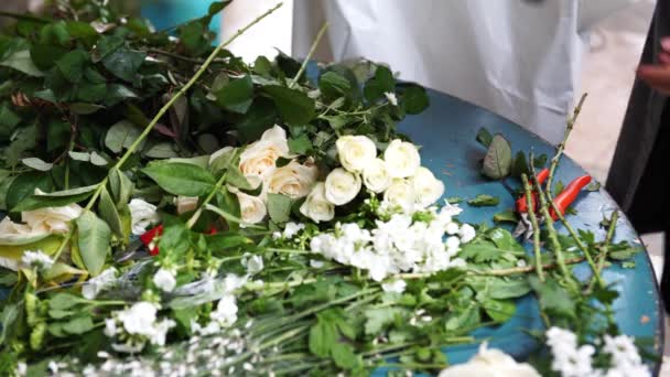 Een bloemist bloemen voorbereiden op de bruiloft catering in Italië, 4k — Stockvideo