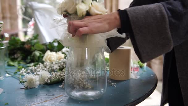 Een bloemist bloemen voorbereiden op de bruiloft catering in Italië, 4k — Stockvideo