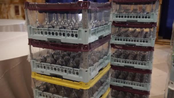 Un montón de cajas apiladas llenas de copas de vino y flautas en el catering de bodas en Italia, 4K — Vídeo de stock