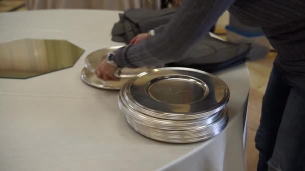 Voorbereiding voor de bruiloft, uitpakken van de platen, 4k catering — Stockvideo