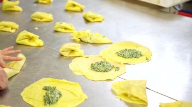 Bir kadın mutfakta aşçı ricotta ve ıspanak, 4 k ile ona krep doldurma yemek Restoran