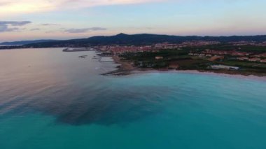 Hava atış, ile lots-in bulutlar, gün batımı ışıkta inanılmaz güzel sakin deniz uçağı ile filme