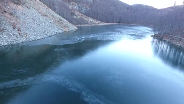 Plano aéreo, hermoso lago congelado en color azul profundo, rodeado de árboles de escarcha, situado en el centro de las montañas en Italia, 4K — Vídeos de Stock