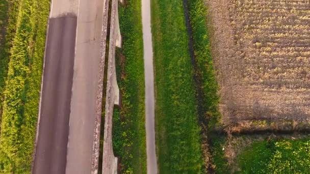 Fotografía aérea, campos de niebla, un antiguo acueducto romano en Italia y coches conduciendo detrás de él, filmado con dron, 4K — Vídeos de Stock