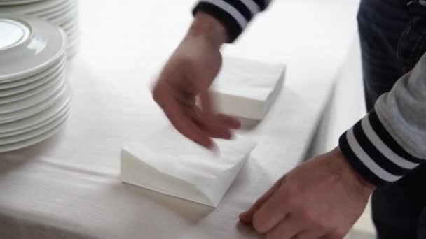 Préparation de la restauration de mariage, un serveur plaçant et arrangeant des serviettes, 4K — Video