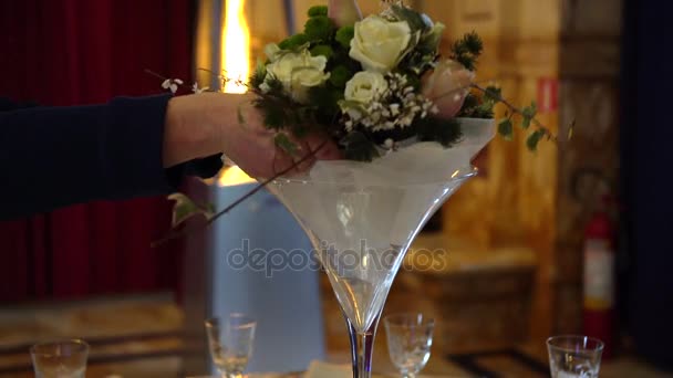 Preparazione catering per matrimoni, decorare con fiori una tavola apparecchiata per un matrimonio in Italia, 4K — Video Stock