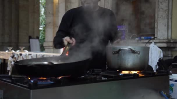 Бородатый повар готовит макароны на улице для свадебного банкета, 4K — стоковое видео