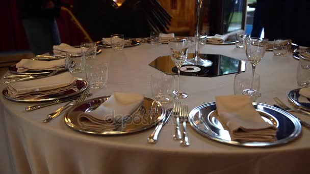 Wesele catering przygotowania, kelner, przygotowanie pięknego stołu ustawiona na wesele w Włochy, 4k — Wideo stockowe