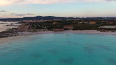  Hava atış, ile lots-in bulutlar, gün batımı ışıkta inanılmaz güzel sakin deniz uçağı ile 4 k filme